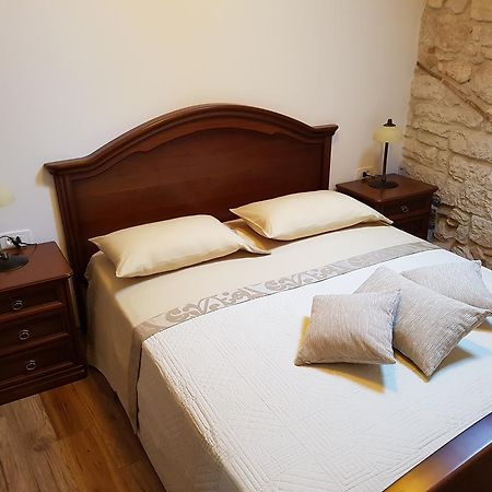 Antique Apartment Arsenale Ровин Екстериор снимка