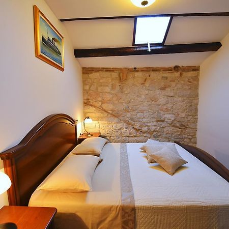 Antique Apartment Arsenale Ровин Екстериор снимка