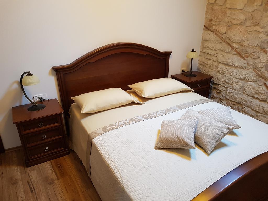 Antique Apartment Arsenale Ровин Екстериор снимка
