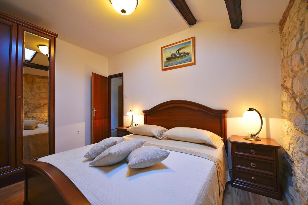 Antique Apartment Arsenale Ровин Екстериор снимка