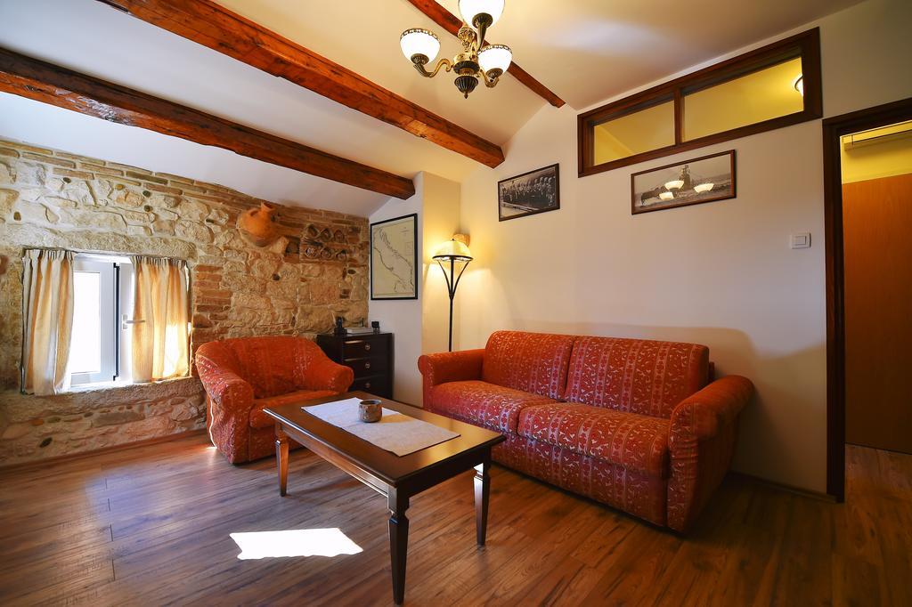 Antique Apartment Arsenale Ровин Екстериор снимка