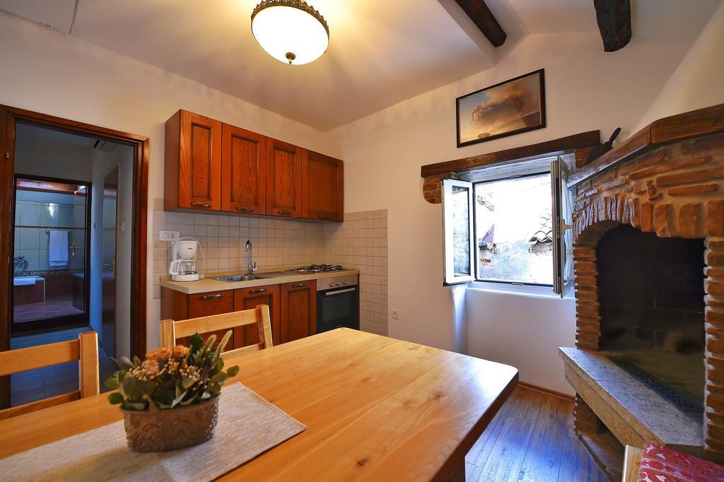 Antique Apartment Arsenale Ровин Екстериор снимка