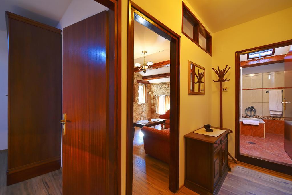 Antique Apartment Arsenale Ровин Екстериор снимка