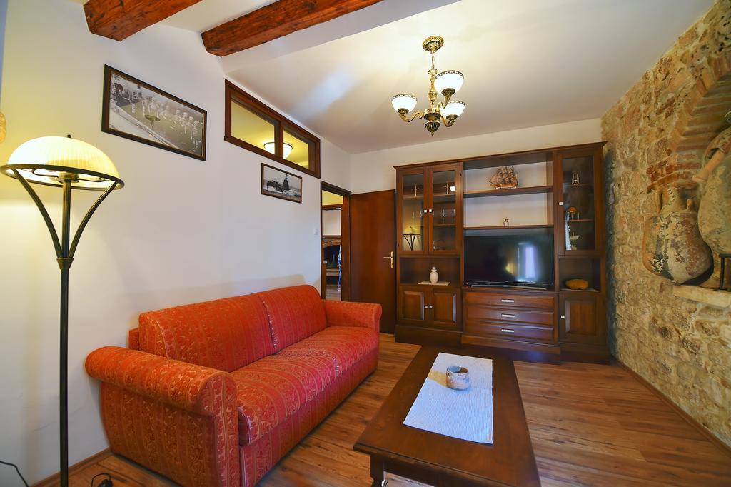 Antique Apartment Arsenale Ровин Екстериор снимка