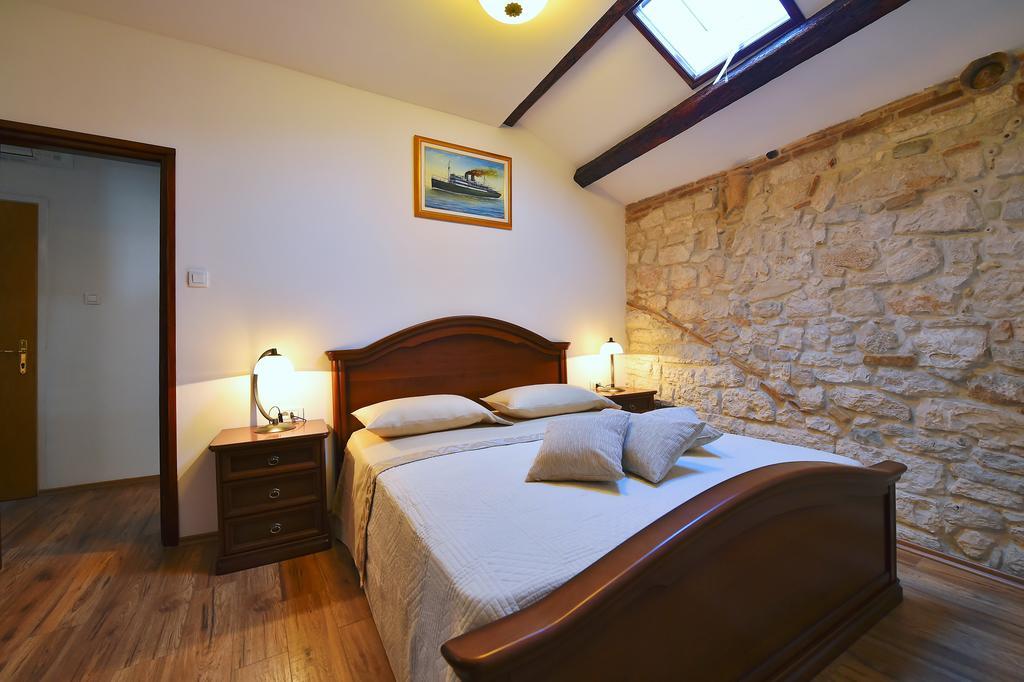 Antique Apartment Arsenale Ровин Екстериор снимка