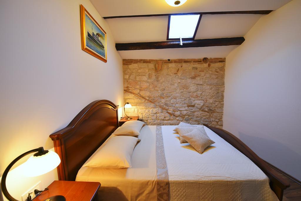 Antique Apartment Arsenale Ровин Екстериор снимка